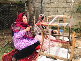 تبدیل پیله به نخ ابریشم با دستان زنان هنرمند رامیانی