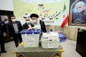 نماینده ولی‌فقیه در استان گلستان رای خود را به صندوق انداخت