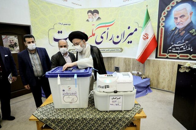 نماینده ولی‌فقیه در استان گلستان رای خود را به صندوق انداخت