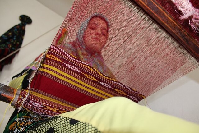 خلق رنگواره‌های زیبا با دست زنان گلستانی