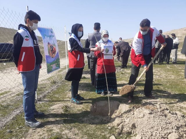 اجرای طرح ملی دادرس در 250 مدرسه گلستان/ همکاری 2500 جوان هلال احمری در واکسیناسیون