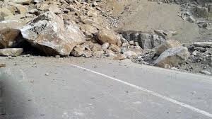 عکس تزئینی است ریزش کوه در جاده چالوس/محور همچنان بسته است