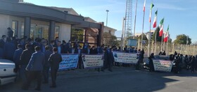 تجمع و اعتراض کارکنان موسسه مالی و اعتباری مقابل استانداری گلستان+ تصاویر