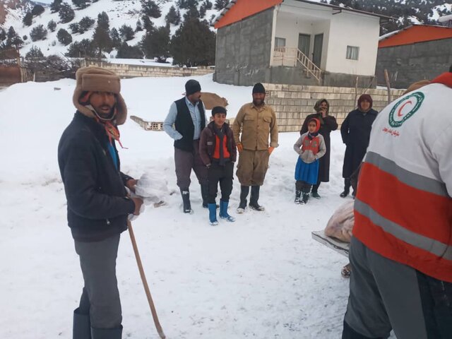 نجات ۱۵ خانوار گرفتار کولاک در جاده درازنو گلستان نجات ۱۵ خانوار گرفتار کولاک در جاده درازنو گلستان