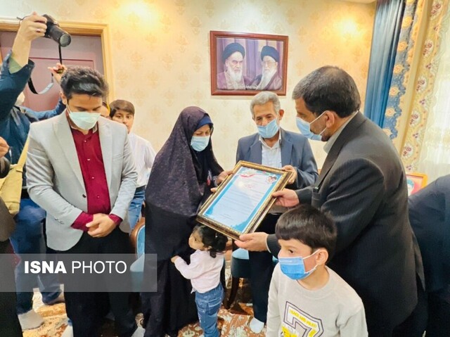 دیدار ضرغامی با خانواده شهید «مهدی داوری» در گنبدکاووس