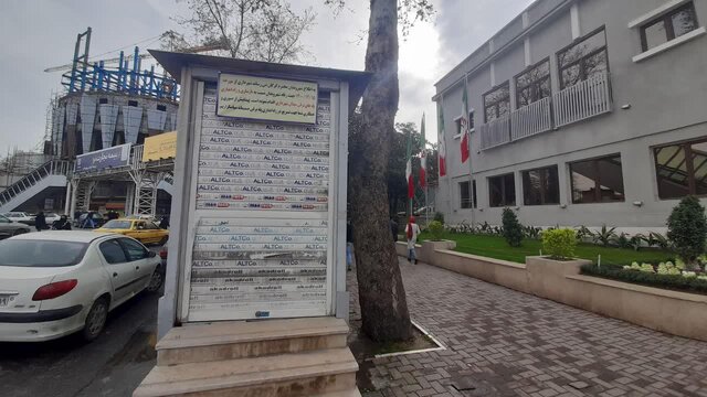 ماجرای درب بسته پل عابر پیاده میدان «وحدت» گرگان/ خرابی پل عابر پیاده و سردرگمی مردم