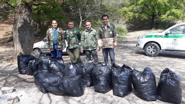 خانه تکانی طبیعت در ۸ تفرجگاه جنگلی آزادشهر