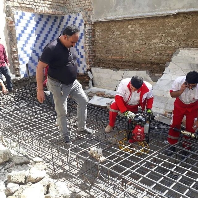 نجات مصدوم گرفتار شده زیر آوار ساختمان