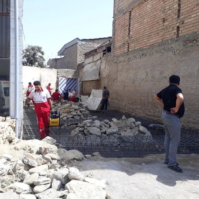 نجات مصدوم گرفتار شده زیر آوار ساختمان