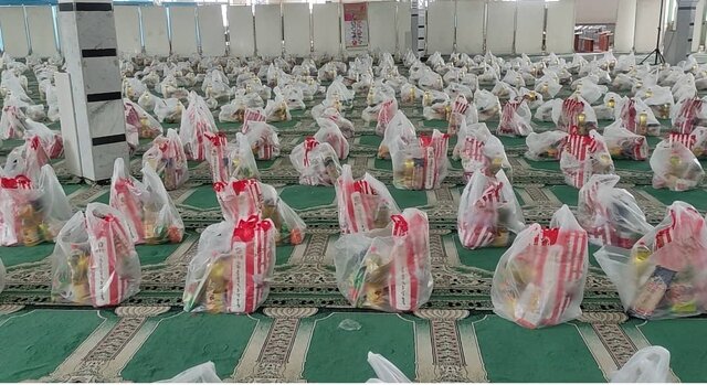 توزیع 800 بسته معیشتی میان نیازمندان آزادشهر