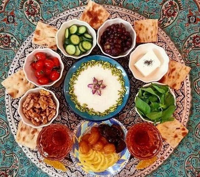 سفرههای رنگین افطار مناسب سلامت بدن نیست / بهترین خوراکیهای بین وعده افطار تا سحر