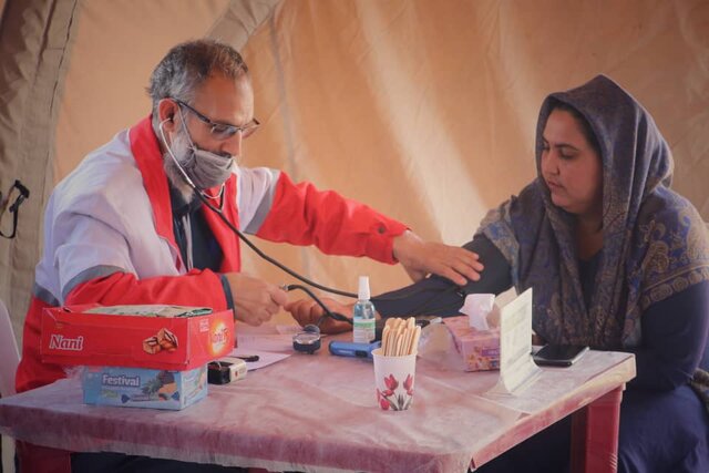 استقرار تیم بهداشت و درمان اضطراری هلال احمر گلستان در روستای "قیزلر" گنبدکاووس