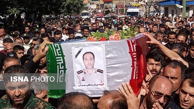 تشییع پیکر مامور فداکار ناجا بر دوش مردم آزادشهر 