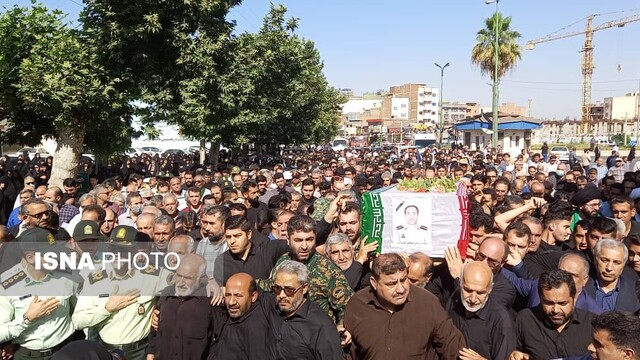 تشییع پیکر مامور فداکار ناجا بر دوش مردم آزادشهر 