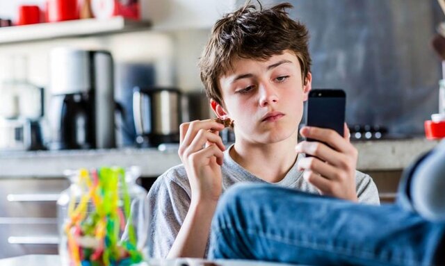 چند راهکار برای تقویت حرفشنوی در نوجوانان/ این شیوه برخورد سم است!