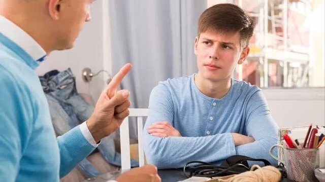 چند راهکار برای تقویت حرفشنوی در نوجوانان/ این شیوه برخورد سم است!