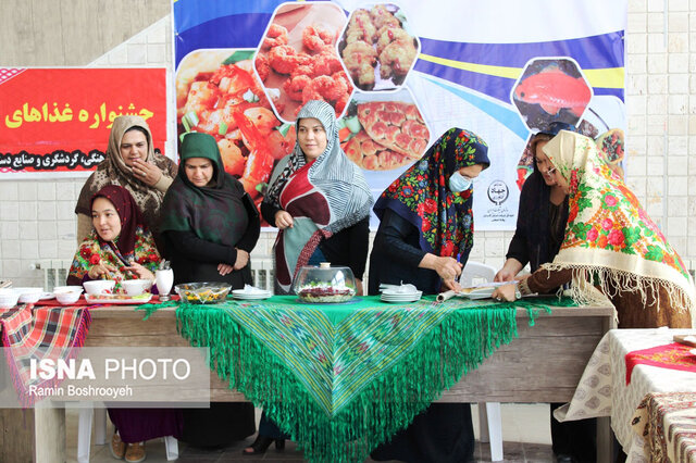 بانوان قوم ترکمن در جشنواره ای با طعم میگو