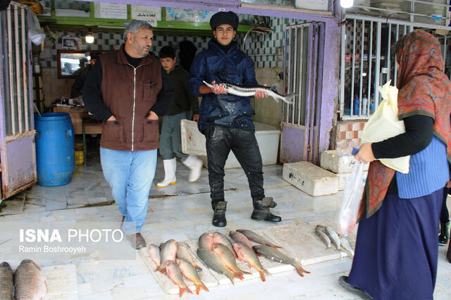 واپسین روزهای پاییز و رونق بازار ماهی فروشان بندرترکمن