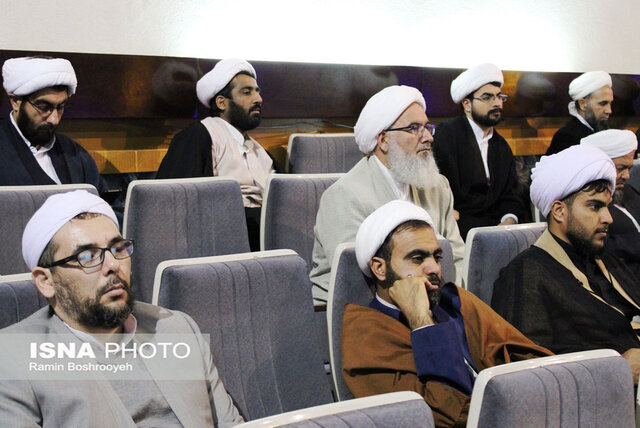 در این خاک بذر وحدت کاشتهاند