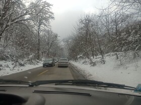 طبیعت زیبای برفی در جاده توسکستان و شادی مردم