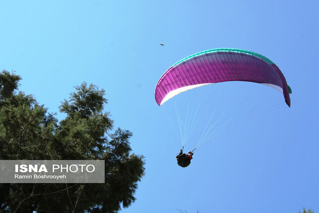 پرواز با پاراگلایدر در بام گرگان