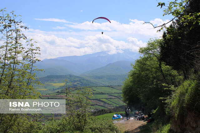 پرواز با پاراگلایدر در بام گرگان
