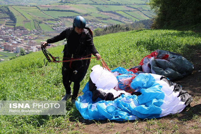 پرواز با پاراگلایدر در بام گرگان