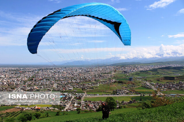 پرواز با پاراگلایدر در بام گرگان