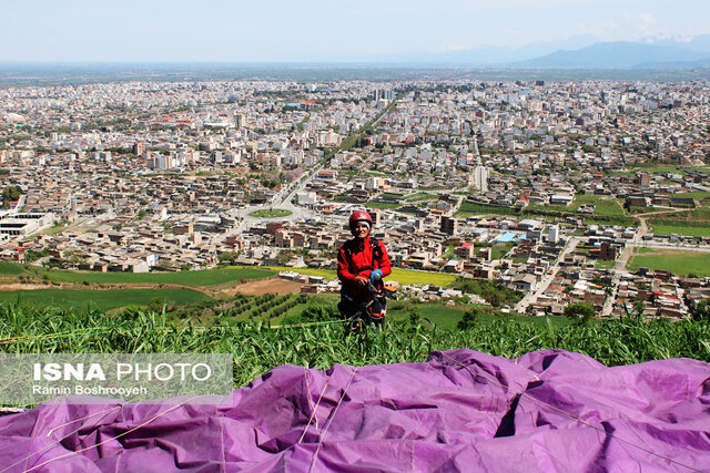 پرواز با پاراگلایدر در بام گرگان