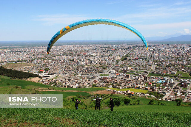 پرواز با پاراگلایدر در بام گرگان