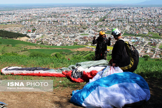 پرواز با پاراگلایدر در بام گرگان
