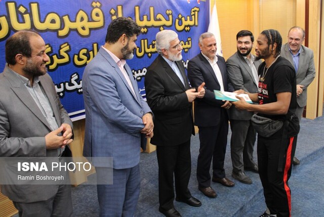 بدرقه تیم بسکتبال شهرداری گرگان توسط استاندار و مسئولان گلستان