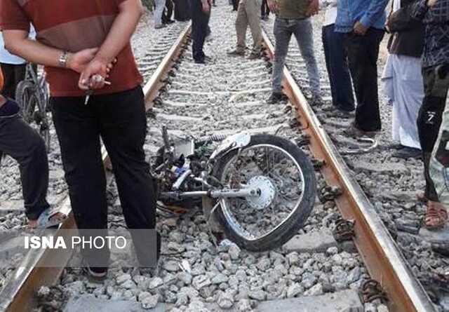 عکس تزئینی است مرگ راننده موتورسیکلت در برخورد با قطار در بندرگز