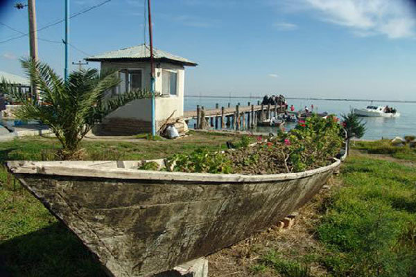 اقدام جهادی دولت در لغو یک تصمیم اشتباه/ آشوراده به گردشگران لبخند میزند