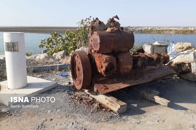 تحفه تاریخی لایروبی اسکله بندرترکمن/ خروج بقایای یک کشتی از زیر گل و لای تحفه تاریخی لایروبی اسکله بندرترکمن/ خروج بقایای یک کشتی از زیر گل و لای