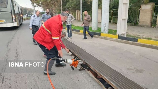 حادثهای عجیب در گرگان/ نجات فردی از فضای محصور جوی آب