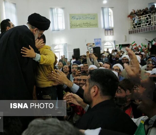 با چشم خودم دیدم شهید رئیسی بی‌واسطه به درد دل محرومان گوش می‌داد