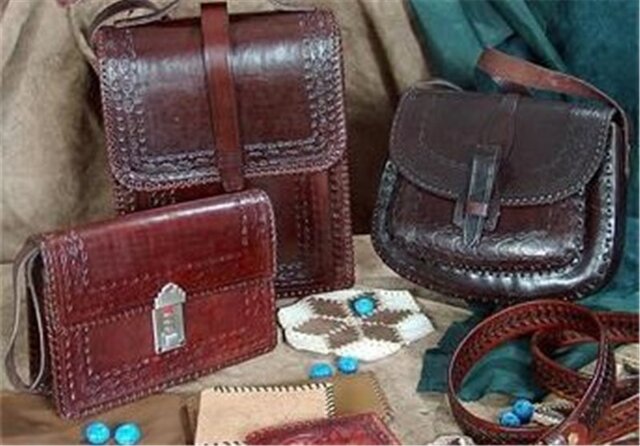 نمایش اراده آهنین بانوی معلول گلستانی با هنر چرمدوزی