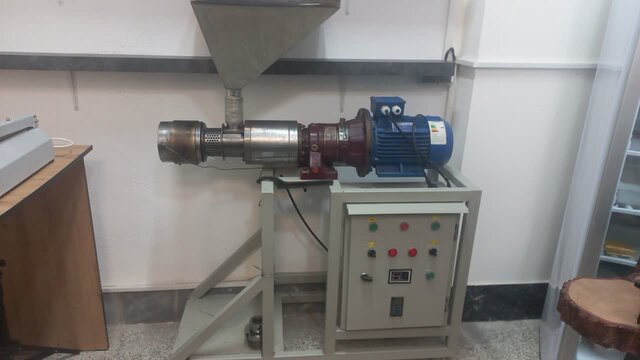 کارآفرینی با چاشنی دانههای روغنی/ از وام ۱۰۰ میلیونی تا برند اختصاصی