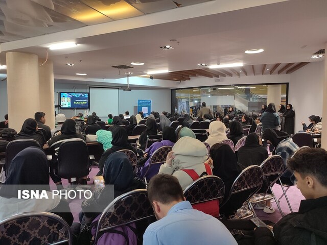 استقبال دانشجویان گلستانی از کارگاه هوش مصنوعی در نمایشگاه هفته پژوهش