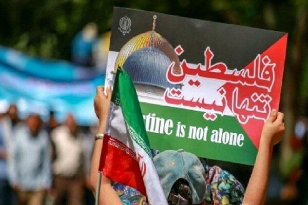 عکس تزئینی است نمازگزاران زنجانی جمعه نصر را جشن گرفتند