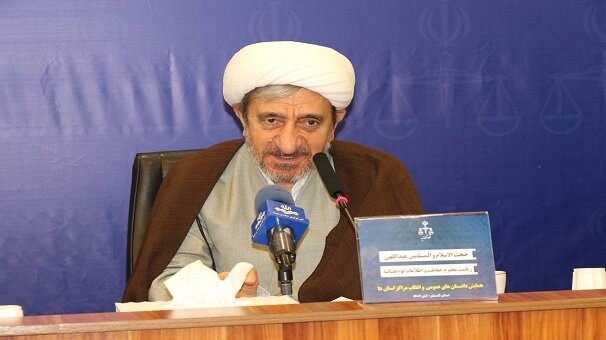هیچ کس نباید در مسیر اجرای وظایف قانونی دادستان مانع ایجاد کند هیچ کس نباید در مسیر اجرای وظایف قانونی دادستان مانع ایجاد کند