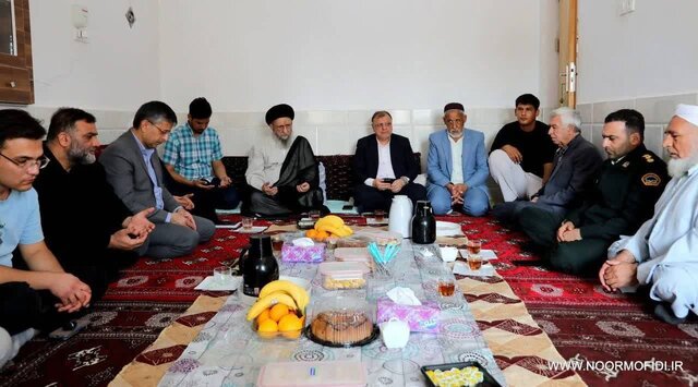 اشک و صبر در دیدار با خانواده صابر کاظمی/ این داغ، داغ یک ملت است