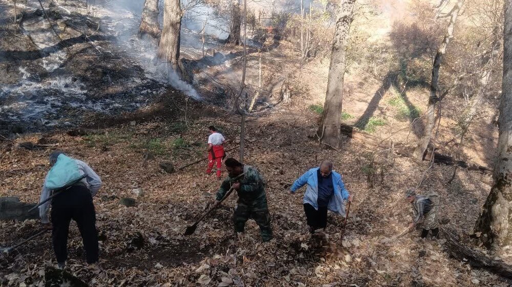 بالگرد هلال‌احمر بر فراز جنگل‌های گلستان / عملیات گسترده برای مهار آتش