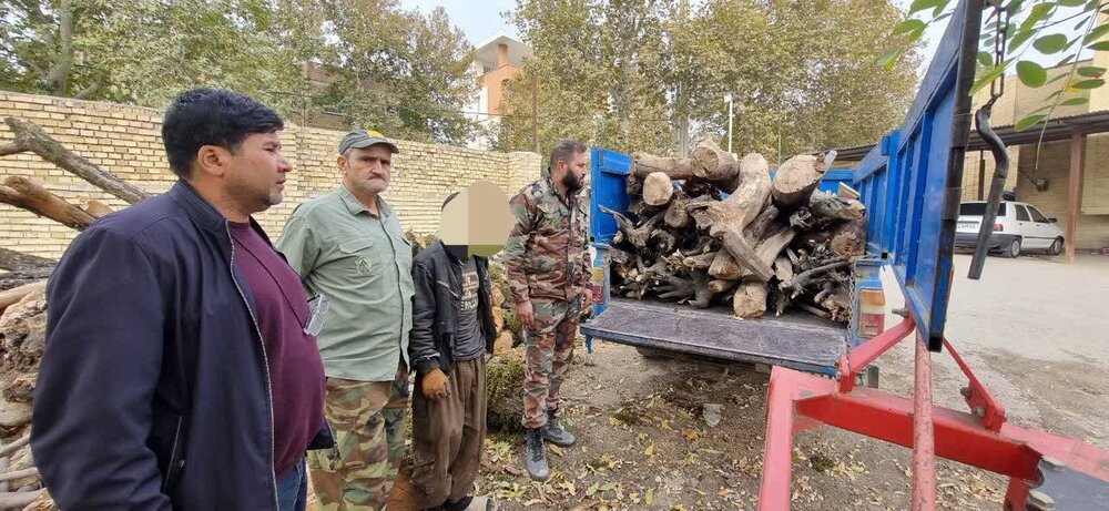 توقیف دو دستگاه نیسان حامل چوب‌ آلات جنگلی غیر مجاز در شهرستان مینودشت