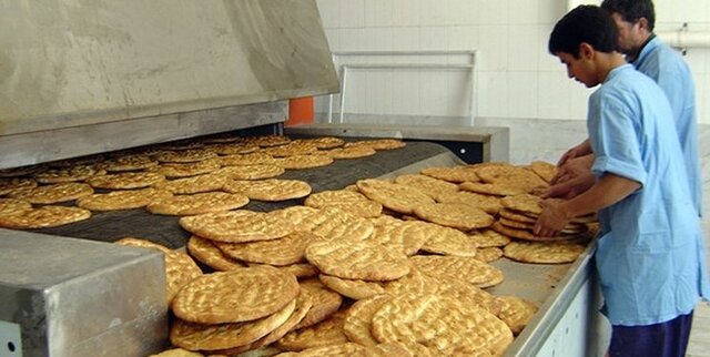 کارت به کارت در صف نان به نفع دام‌ها! / ماجرای نان‌هایی که به طویله می‌رود