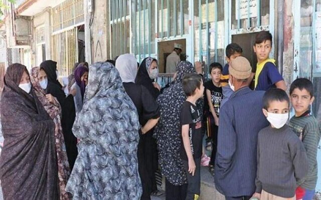 کارت به کارت در صف نان به نفع دام‌ها!/ ماجرای نان‌هایی که به طویله می‌رود