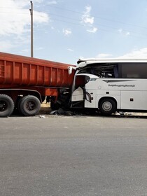 برخورد تریلی با اتوبوس یک کشته و چهار زخمی برجای گذاشت