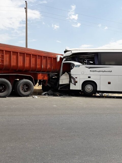 برخورد تریلی با اتوبوس یک کشته و چهار زخمی برجای گذاشت
