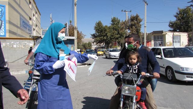 توزیع ماسک رایگان توسط هیئت اندیشه‌ورزان جوان اسدآبادی
